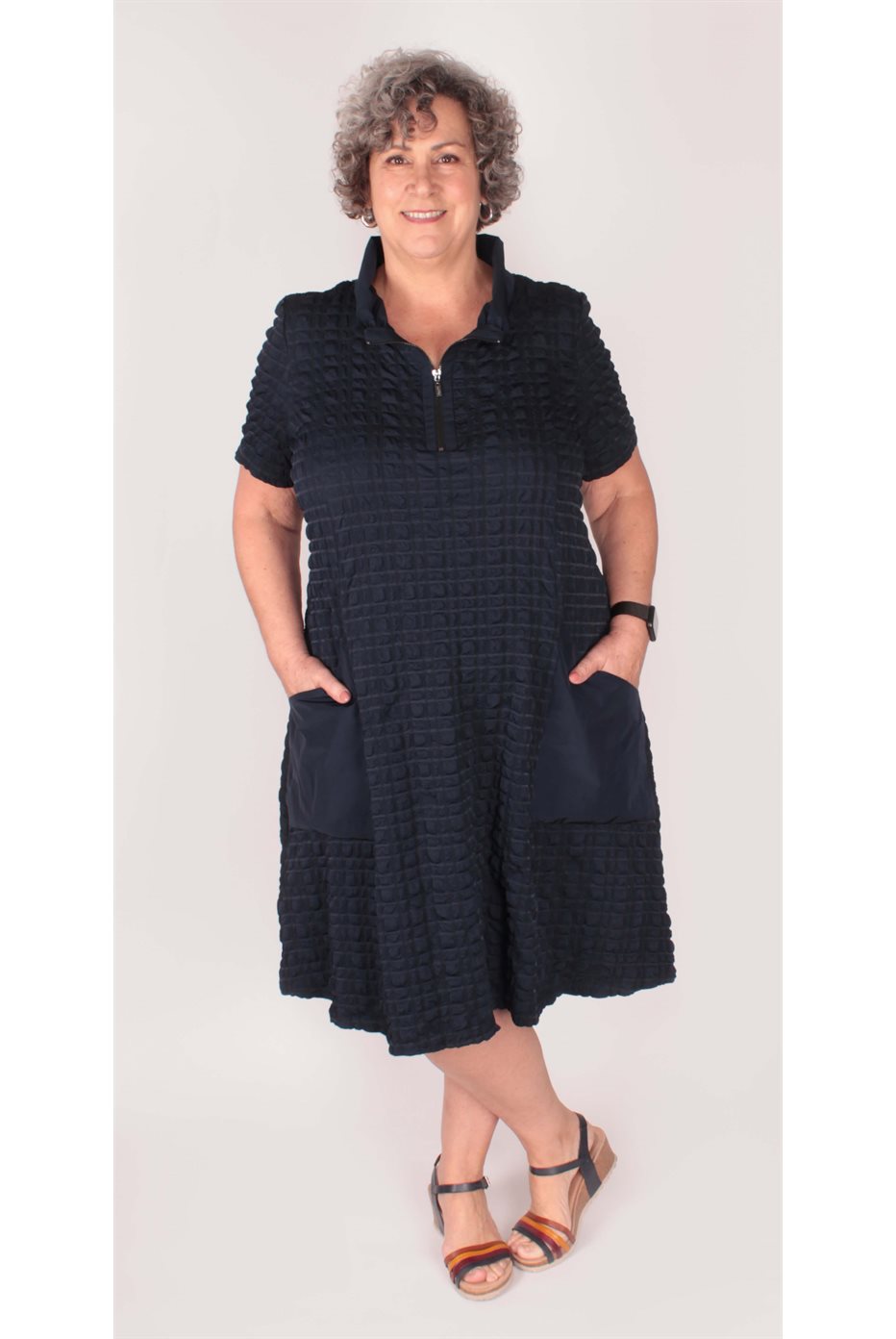 Robe trapèze marine en jacquard à bulles